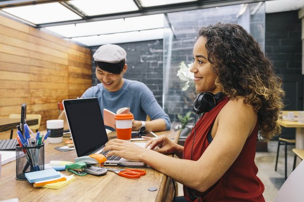 Comment créer des espaces de médiation culturelle pour favoriser la compréhension et le dialogue entre divers groupes culturels et ethniques ?